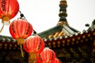 神社と提灯の写真