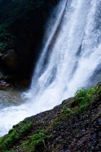 水しぶきを上げる滝の写真