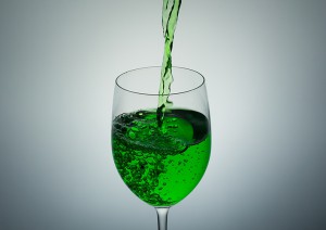 緑色の飲み物を注いだグラス